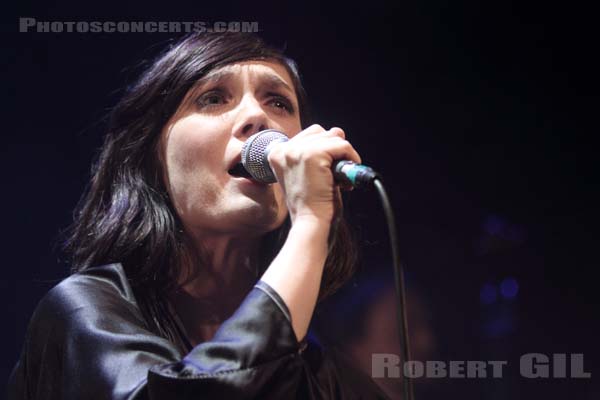 SARAH BLASKO - 2010-12-04 - PARIS - Cafe de la Danse - 